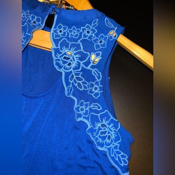 Eyeshadow  Royal Blue Sleeveleee Crochet Lace Top with  Keyhole Back size S EUC - Picture 3 of 6